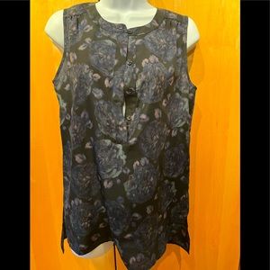 Loft brand woman’s size xs fl print sleeveless top. No tags
